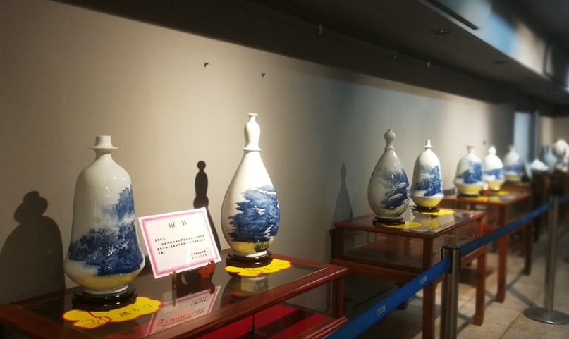 全域影視傳媒助力張福銘藍(lán)藝書畫陶瓷作品聯(lián)展獻(xiàn)禮建軍節(jié)